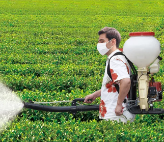 Como a estabilidade da pressão afeta a uniformidade das gotas em pulverizadores elétricos agrícolas